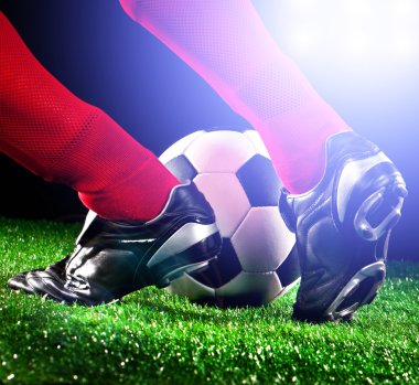 Futbol sahasında futbol topu