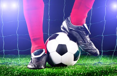Futbol sahasında futbol topu