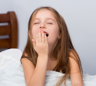 küçük kız yawns