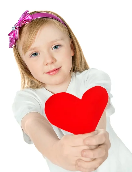 Hermosa chica sosteniendo un corazón rojo — Foto de Stock