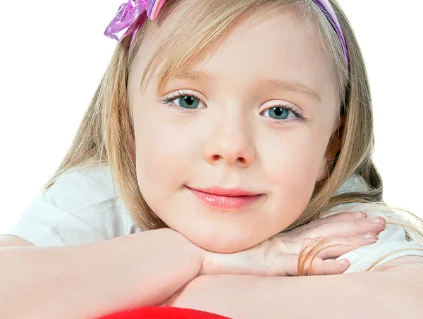 Menina bonita segurando um coração vermelho — Fotografia de Stock