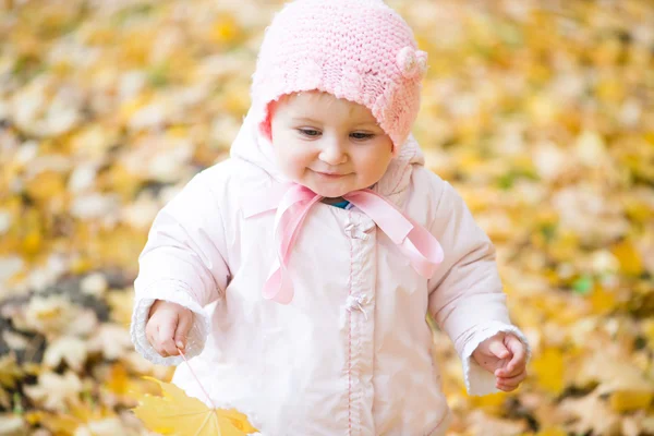 Kleine baby in het park — Stockfoto