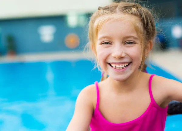 Little girl near sweaming pool — Stock Photo, Image