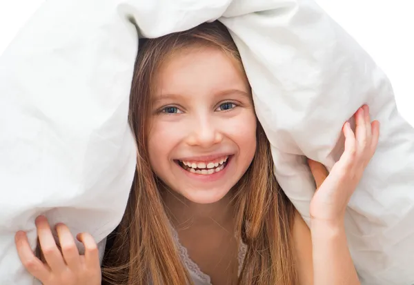 Ridendo bambina sotto una coperta — Foto Stock