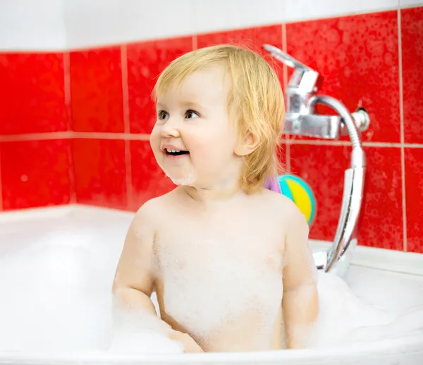 Bebé en el baño — Foto de Stock