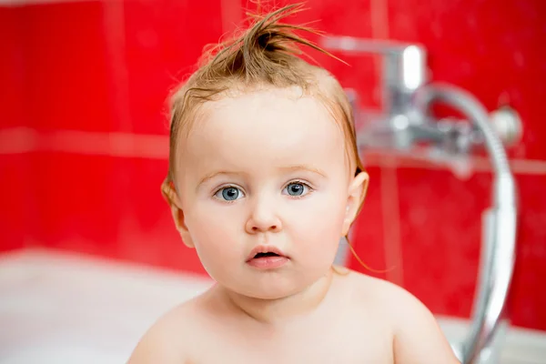 Baby i badet — Stockfoto