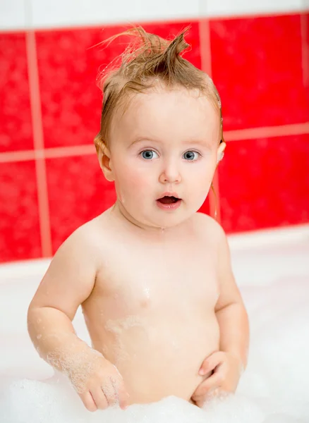 Baby i badet — Stockfoto