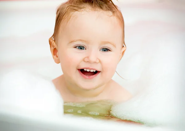 Ребенок в ванне — стоковое фото