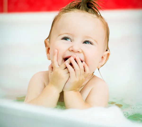 Bebé en el baño — Foto de Stock