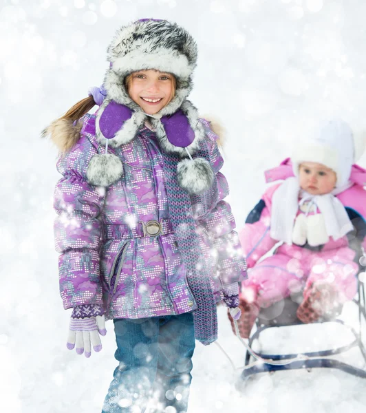 Gülümseyen kız şanslı çocuk sledging — Stok fotoğraf