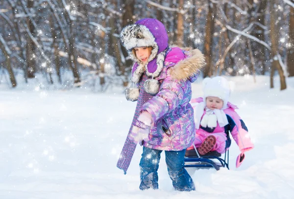 两个可爱的女孩，乘雪橇 — 图库照片