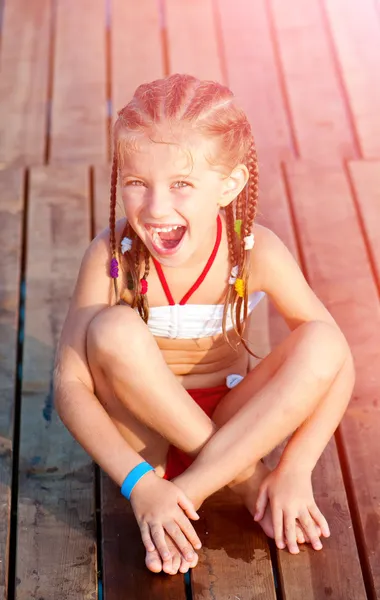 Roztomilá dívka na dřevěné podlahy — Stock fotografie