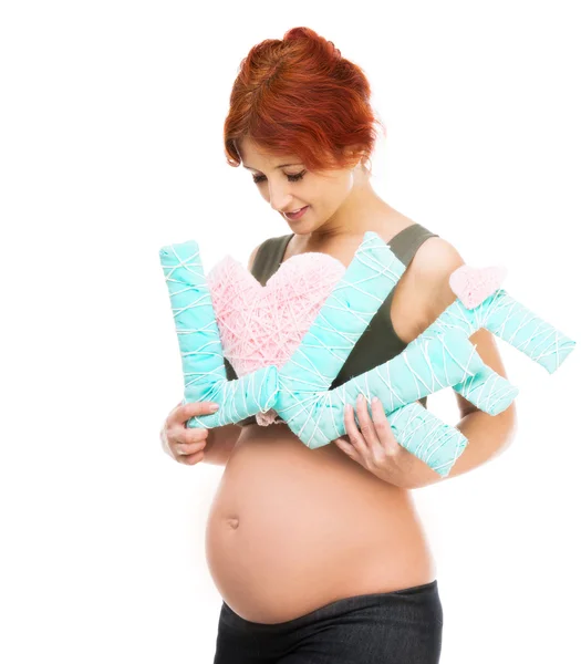 Rossa donna incinta in possesso di un amore iscrizione — Foto Stock