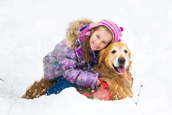 Golden retriever ile kız — Stok fotoğraf