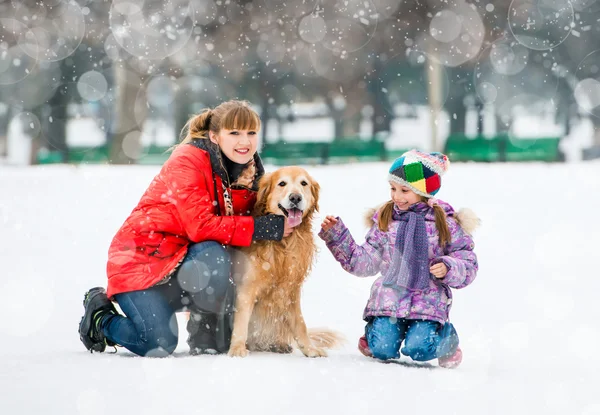 Família feliz com cão — Fotografia de Stock