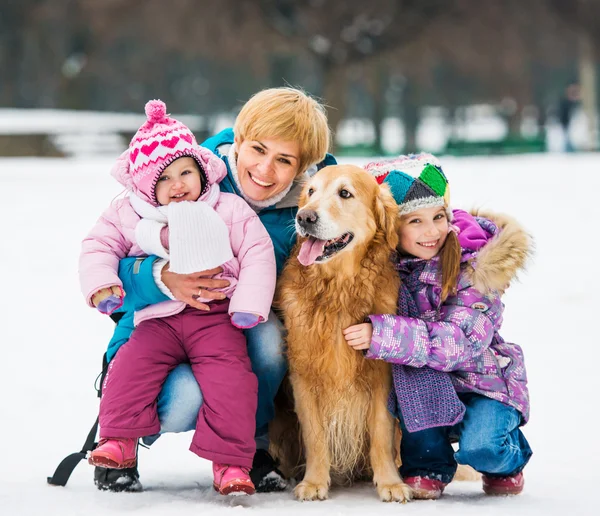 Familj gå med hunden — Stockfoto