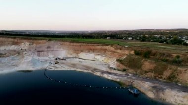 Kasabanın yanında kum kariyeri