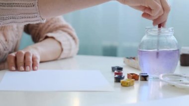 Kadın yeni boyama teknikleri deniyor.