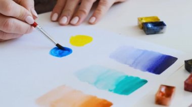 Suluboya sanatında çalışan biri.