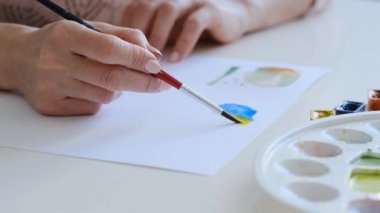 Sanat dersinde egzersiz yapan bir kız.