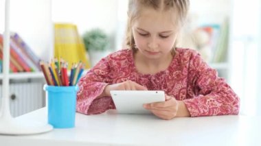 Tablet küçük kızın elinde