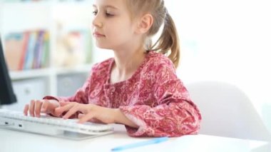 Masadaki klavyede yazan liseli kız.