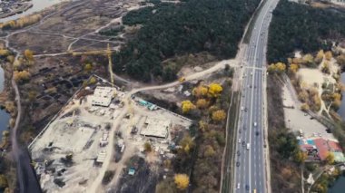 Yarış pisti yakınlarındaki yeni binalar için inşaat alanı