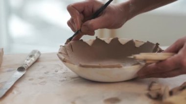 Potter tabakta evler oluşturuyor.