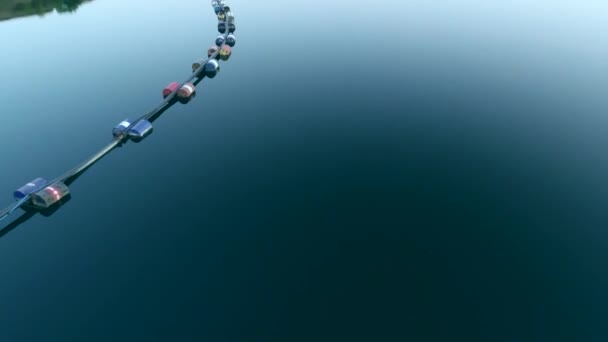 잔잔 한 푸른 물 위에 있는 통 줄 — 비디오