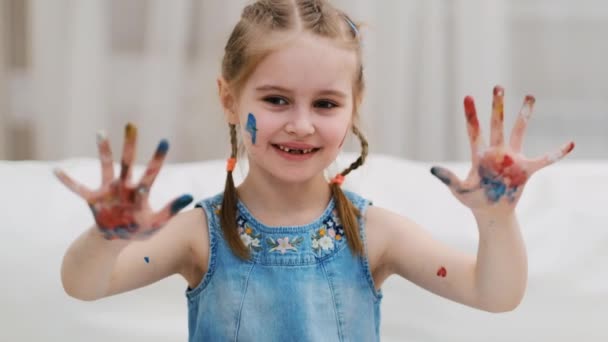 Mała dziewczynka pokazuje ręce w farbie — Wideo stockowe