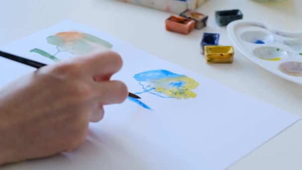 Girl doing exercises in the art class — Stock Video