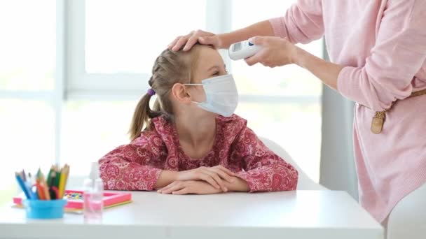 Insegnante mettere maschera protettiva su piccolo allievo — Video Stock