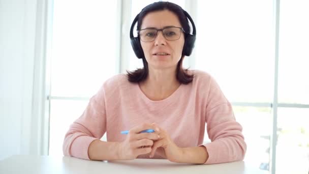 Lehrer mit Kopfhörer während des Online-Unterrichts — Stockvideo