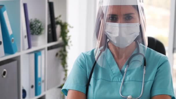 Mulher médica na clínica — Vídeo de Stock