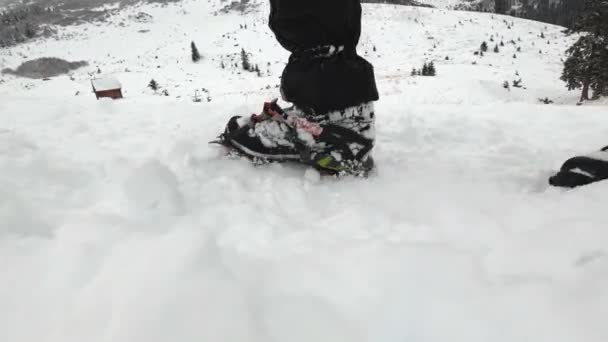 Туфли с крампами для зимнего похода по горам — стоковое видео