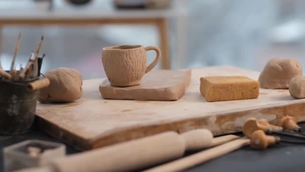 Potter bord med lera skål — Stockvideo