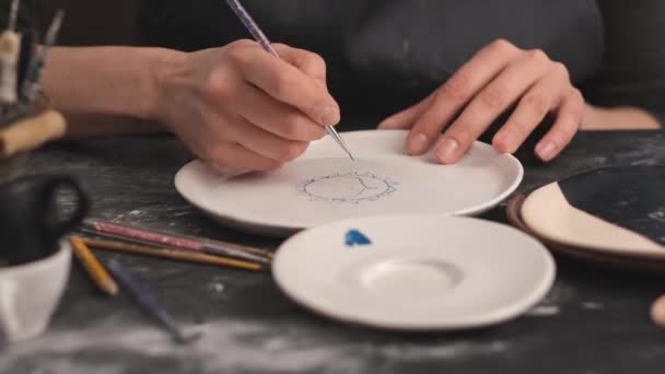 Художник рук малює керамічні пластини — стокове відео
