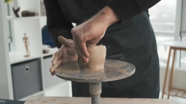 Hombre usando rueda de alfarero en taller — Vídeos de Stock