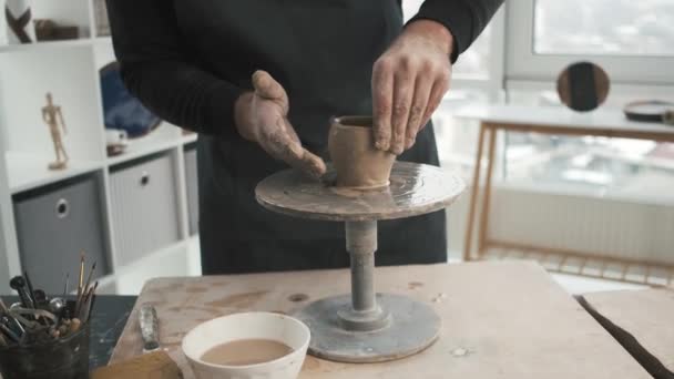 Potter homme travaillant sur la roue des potiers — Video