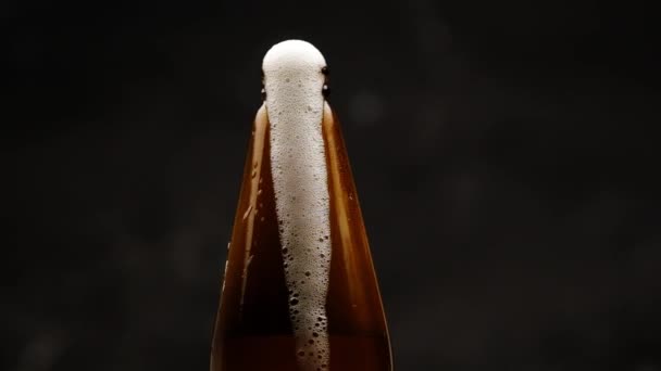 Lentamente rastejando espuma de cerveja na garrafa — Vídeo de Stock