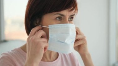 Tıbbi maske takan kadın