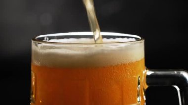 Bira bardağı koyu gri arkaplanda izole edildi
