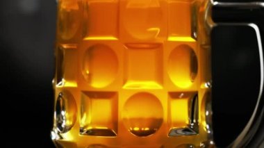 Bira bardağı koyu gri arkaplanda izole edildi