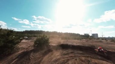 Motosikletler çakıllı yolda gidiyor.