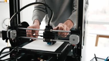 3D yazıcısı olan yetişkin bir adam