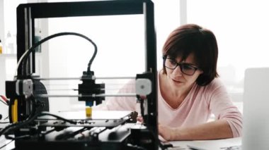 3D yazıcısı olan yetişkin bir kadın.