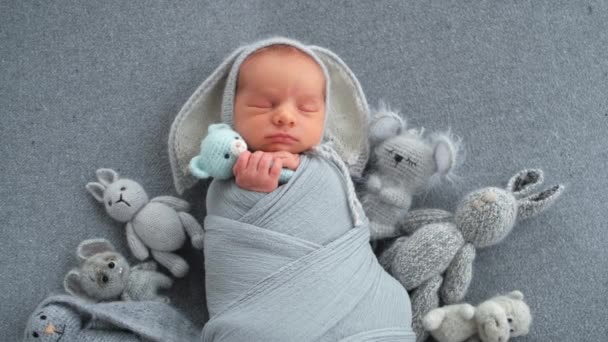 Bayi yang baru lahir tidur dengan mainan — Stok Video