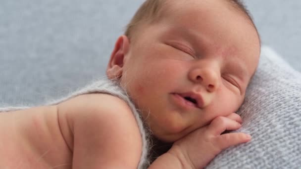 Новонароджена дитина спить — стокове відео