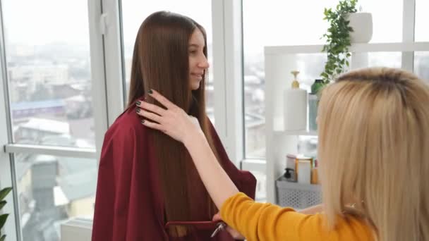 Coiffeur faisant la coupe de cheveux dans le salon — Video