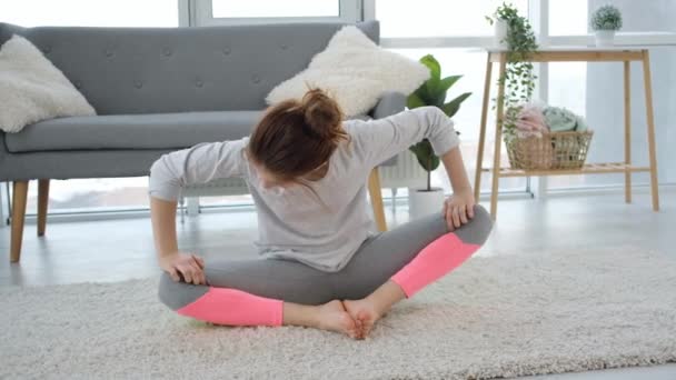 Chica haciendo estiramientos por la mañana — Vídeo de stock